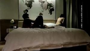 高素质外围妹，短裙美腿可以舌吻调情，蹲着吹硬骑上来整根插入操的呻吟连连不断AD